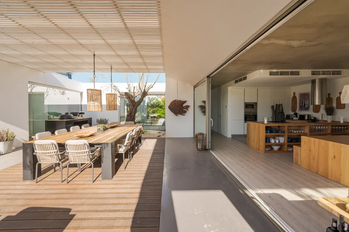choisir bois terrasse la colle sur loup Terrasse en bois prolongeant le séjour d’une villa à La Colle-sur-Loup