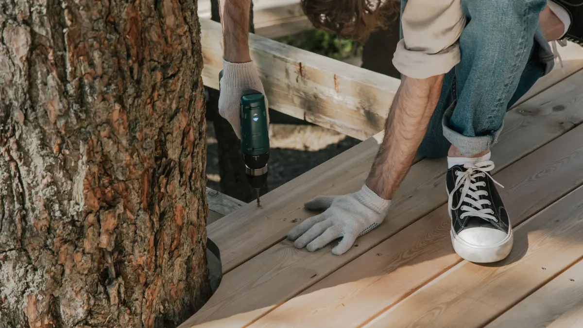 Vissage d’une lame lors de la rénovation d’une terrasse en bois