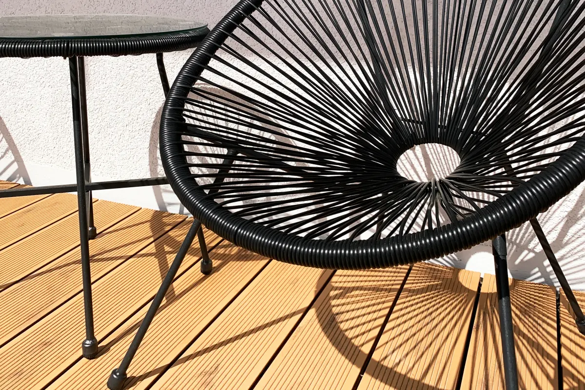 Terrasse en bois à l'Avencq à La Colle-sur-Loup : chaise design sur une terrasse en bois