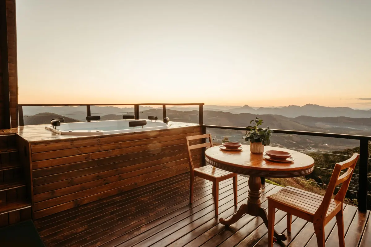 Terrasse en bois à La Tuilière à La Colle-sur-Loup : terrasse en bois avec spa et vue dégagée