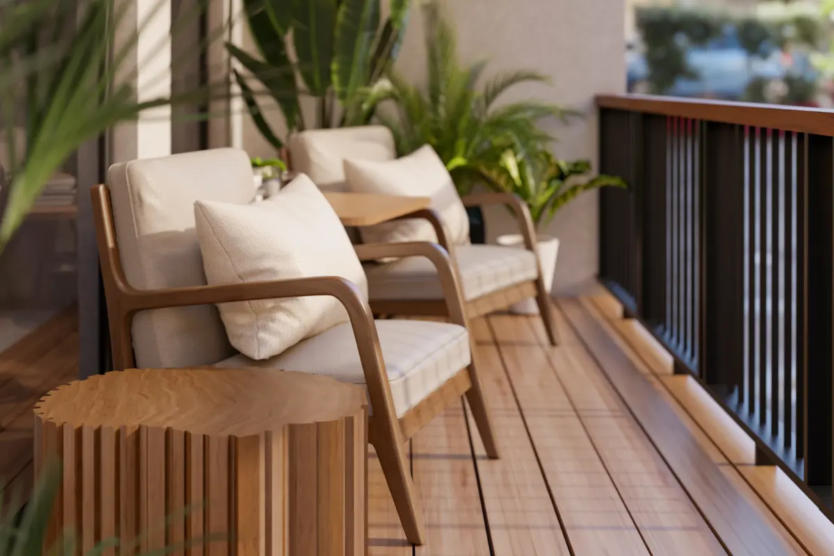 Terrasse en bois aux Salettes à La Colle-sur-Loup : fauteuils et table sur un balcon en bois