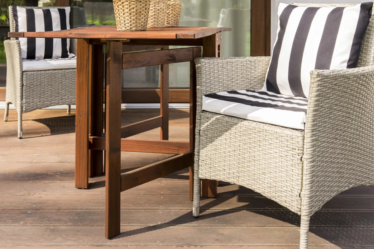 Terrasse en bois au Pont de Pierre à La Colle-sur-Loup : terrasse en bois avec fauteuils et coussins