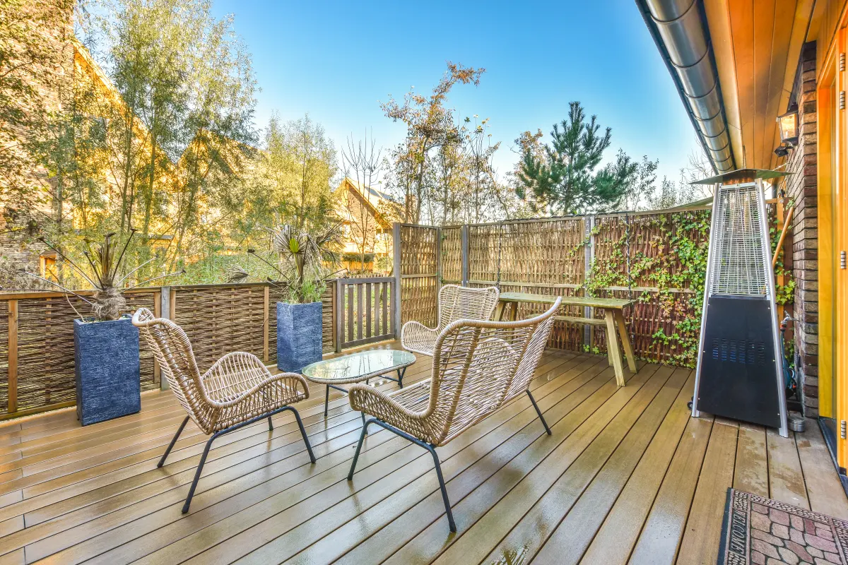 Terrasse en bois avec fauteuils en rotin à La Colle-sur-Loup